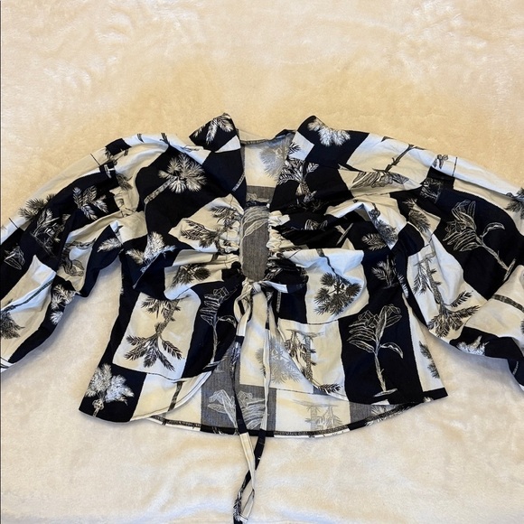 tennis Tops - Women’s Floral Black and White Blouse with Puff Sleeves and tie front S